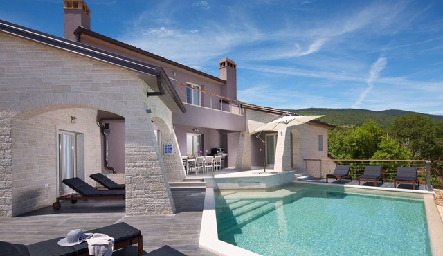 Exclusive 5* Villa with stunning views and heated pool