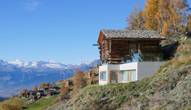 Exclusive architectural chalet at 1,600 metres, 4-6 pers. in impressive location