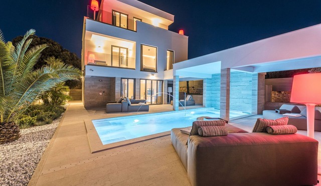 Exclusive beachfront Villa Four Seasons in Vrsi