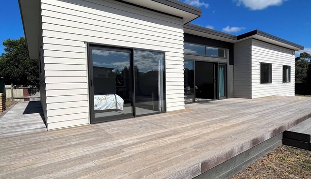 Exclusive BookaBach. 1 min Walk To Beach. 4 Queen Beds. Warm, Sunny Beach House.