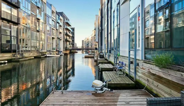 Exclusive canal house directly on the water