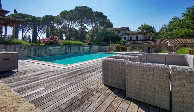 Exclusive Château with overflowing saltwater swimming pool and jacuzzi