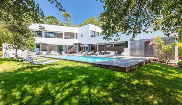 EXCLUSIVE Contemporary villa with swimming pool between lake and ocean in Hossegor