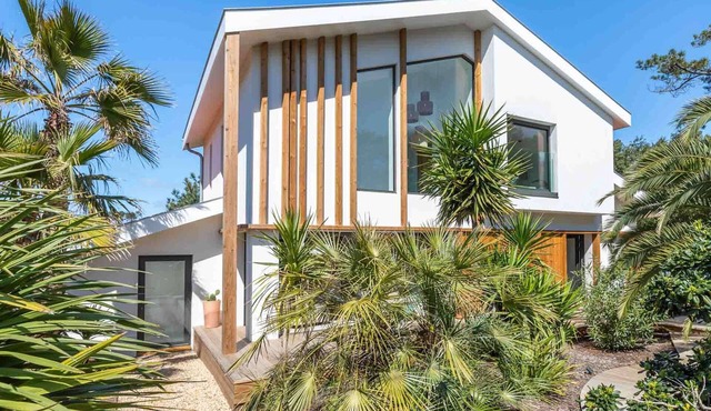 EXCLUSIVE Contemporary villa with swimming pool between lake and ocean in Hossegor