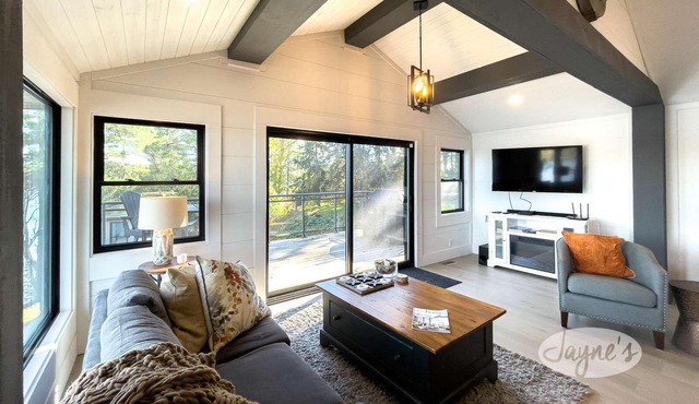 Exclusive Cottage with water views from all points