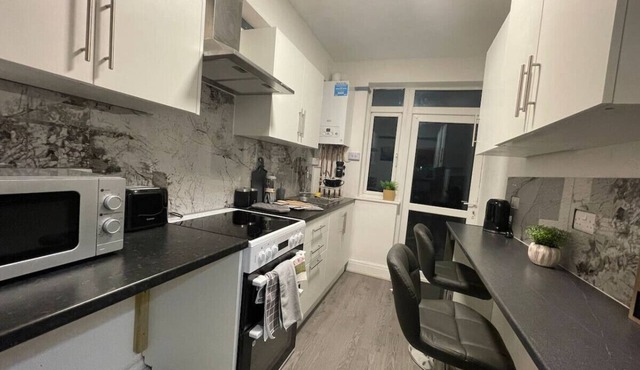 Exclusive Ensuite Escape near the Mall