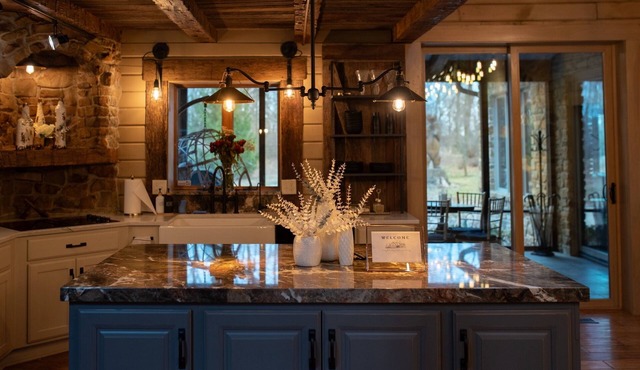 Exclusive Gated Luxury Lodge Retreat Estate +Rec Barn in Hamilton County 10 acre