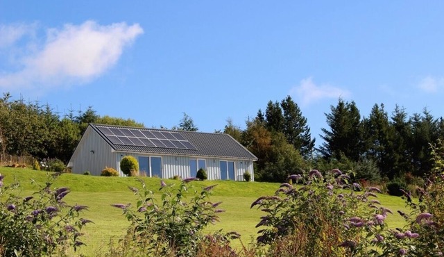 Exclusive hillside retreat with stunning view and hot tub, ideal for Loch Ness