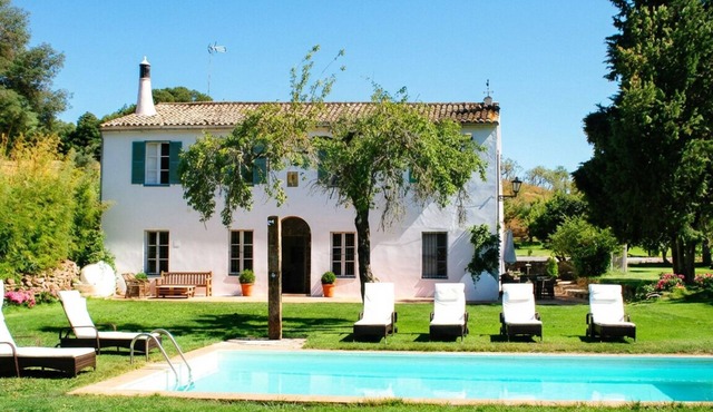 Exclusive house. Large garden & pool. Quiet. Walking distance from nice village