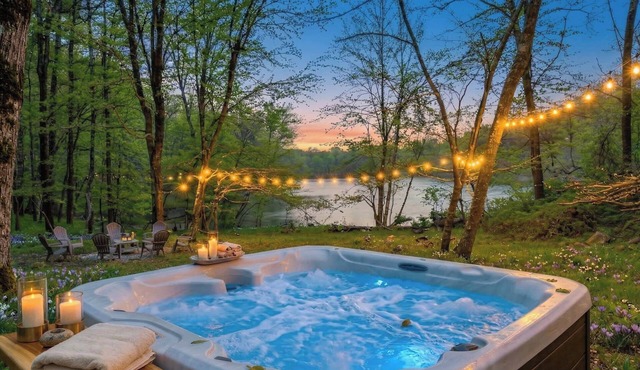 Exclusive Lakefront Escape with Private Pool, Hot Tub, Sauna
