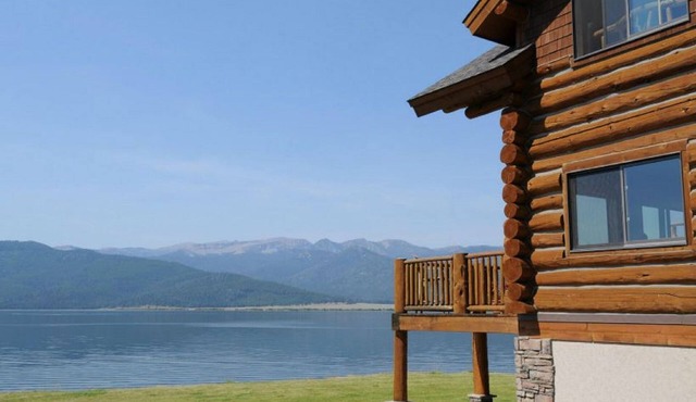 Exclusive Lake Front Log Home Minutes From Yellowstone Park