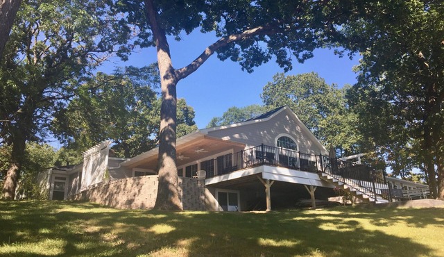 EXCLUSIVE LAKEFRONT with beach, beach house, piers, trampoline + sister villa