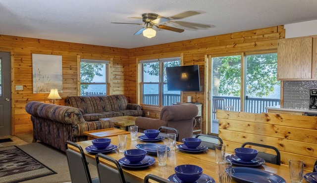 Exclusive Leech Lake Resort Retreat - Shoreview - 4 BRM overlooking pool & beach