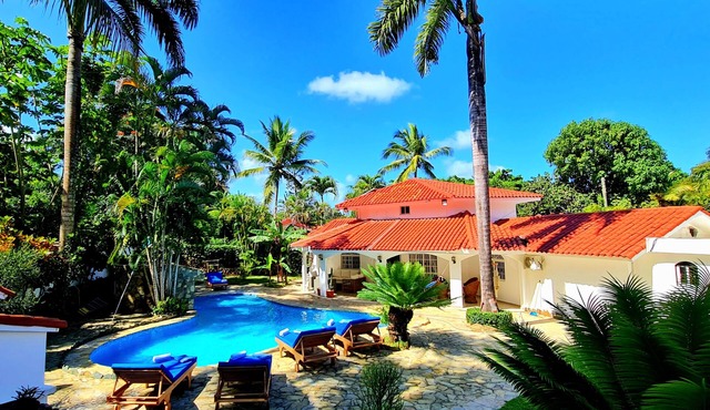 Exclusive Luxury Getaway: 6 BRM Tropical Villa, Just 5 Minutes from Beaches