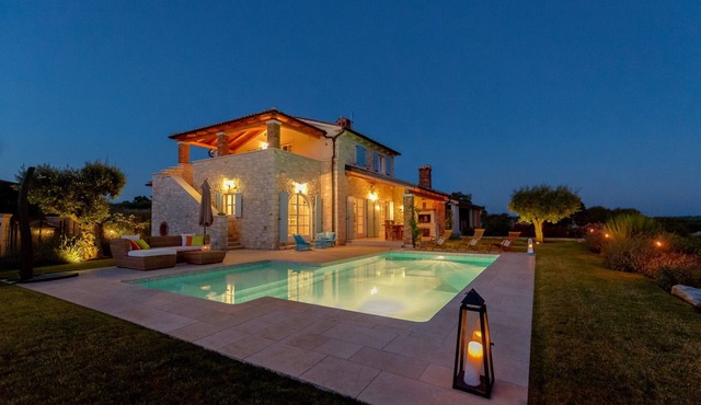 Exclusive luxury villa with swimming pool and barbecue, ideal for families