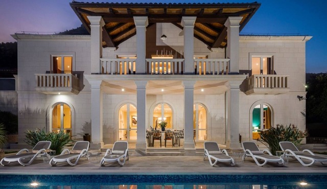 Exclusive Luxury Villa With Coastine View