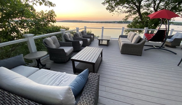 Exclusive Pewaukee Lake House ~ Includes Kayaks!