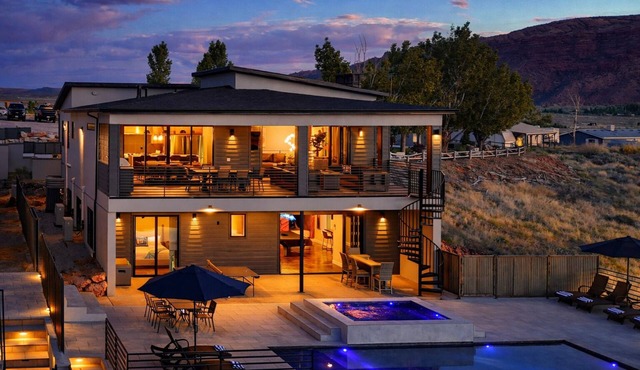 Exclusive Retreats Desert Vista: Luxury 6 Bedroom Retreat- Heated Pool/Hot tub