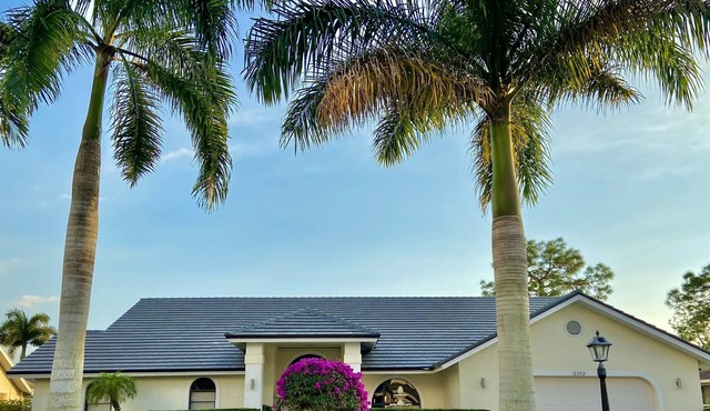 Exclusive vacation home with gorgious lake view, close to beaches and downtown
