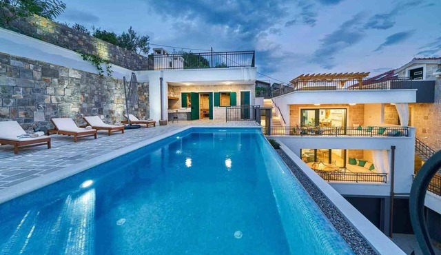 Exclusive Villa Amara with infinity heated pool - sea view, family, stylish, pet friendly, jacuzzi, sauna, bbq, 5 parking spaces