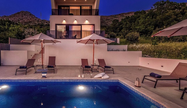 Exclusive Villa Belenum with breakfast, gym, sauna, sea views