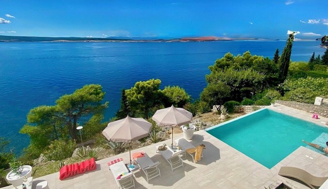 Exclusive villa by the sea for 6-8 people - pool & sea view