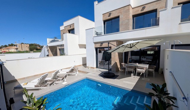 Exclusive Villa with Jacuzzi, Private Pool, Wi-Fi, and Air Conditioning