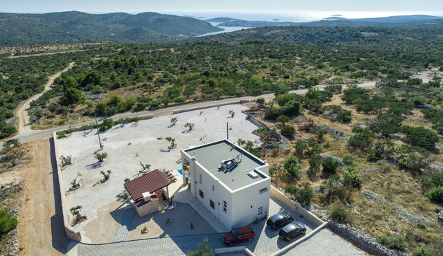 Exclusive villa for 8 people with heated pool & olive garden with a sea view