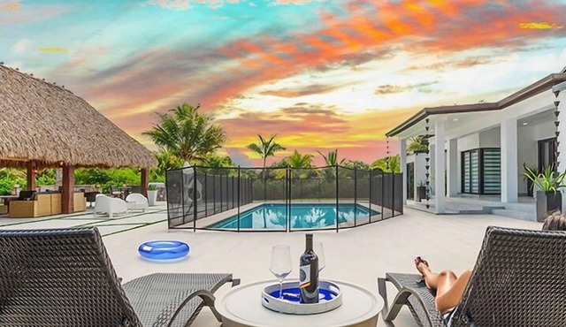 Exclusive Villa: Heated Pool, Courts & Lake Access