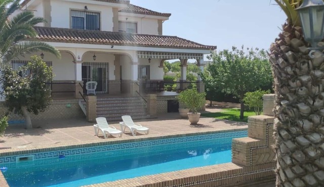 Exclusive villa ideal for families and groups with private pool and subway parking.