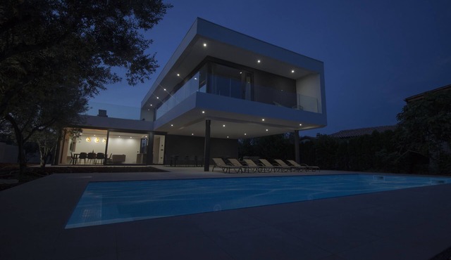 Exclusive villa, large garden and big swimming pool. Pool heating from 04/2023!
