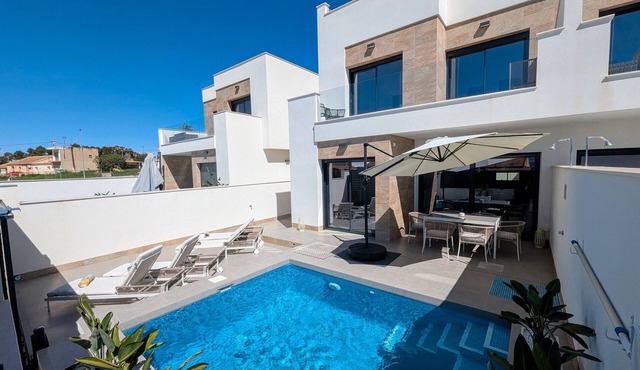 Exclusive Villa with Jacuzzi, Private Pool, Wi-Fi, and Air Conditioning