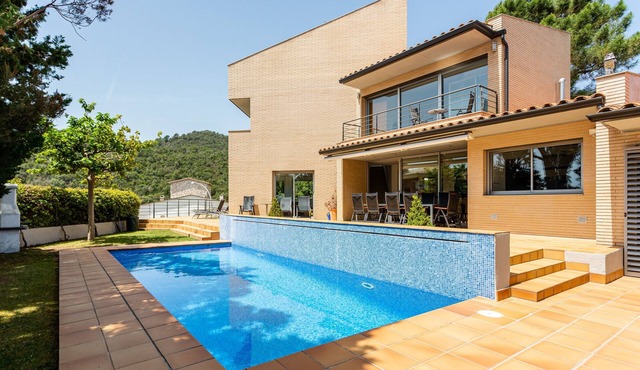 Exclusive Villa with Pool, Sea View and Wi-Fi