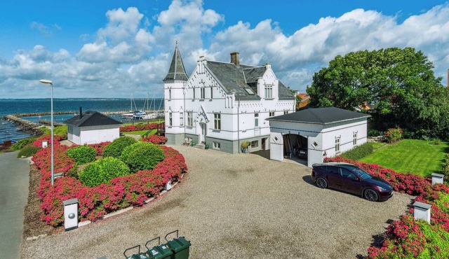 Exclusive villa with panorama and beach pavilion