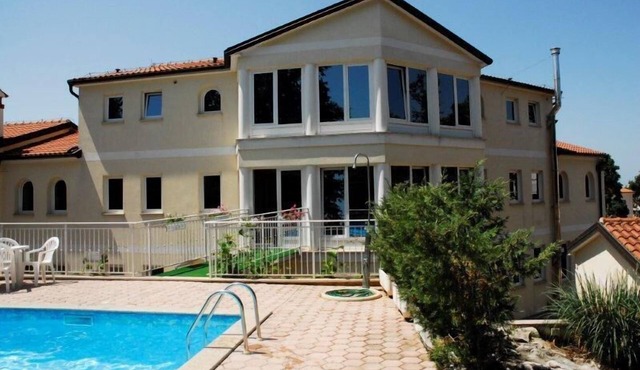 Exclusive villa with pool, guest rooms with rich breakfast buffet