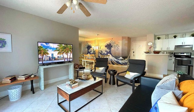 Exclusive Yacht Club Condo 10 Min to the Beach
