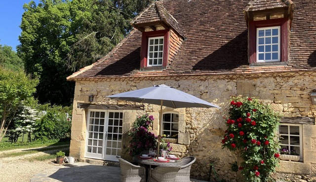 Exclusively Adults, 2 en-suite bedrooms, Heated Pool, Free Bike Loan