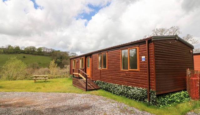 EXE VALLEY LODGE, pet friendly, with hot tub in Bampton, Devon