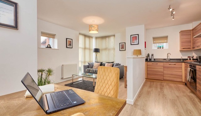 Exec 2-BR Apt Nr Tram Stop, Balcony, Fast WiFi