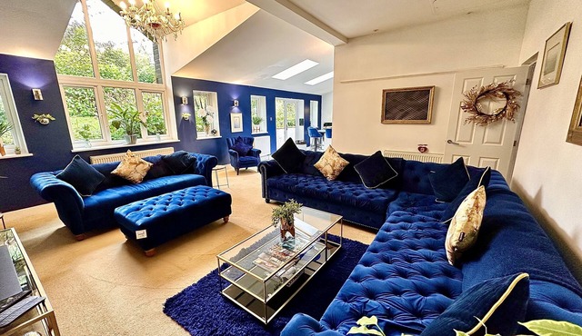 EXEC DETACHED,HOT TUB,CINEMA ROOM,POOL TABLE