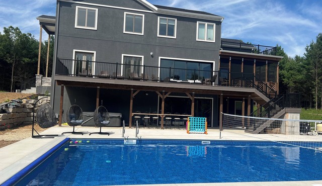 Exec Retreat 6 King/1 Queen/2.5 Bath. Huge Pool; 13 acres