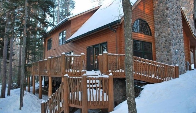 ExecLogHome~Bass Lk~4BR+Lft/3.5BA~Sauna/Game+TheaterRm/Bar/Row Boat/Pier w/Elec