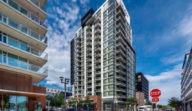 Executive 1-Bed + Office Loft – Prime Riverfront, Gym, Near Stampede & City Life