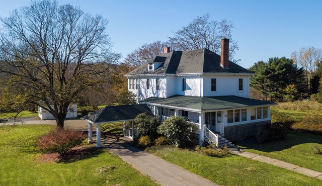 Executive 1-Bedroom King Bed Suite in Lunenburg (Suite 5)