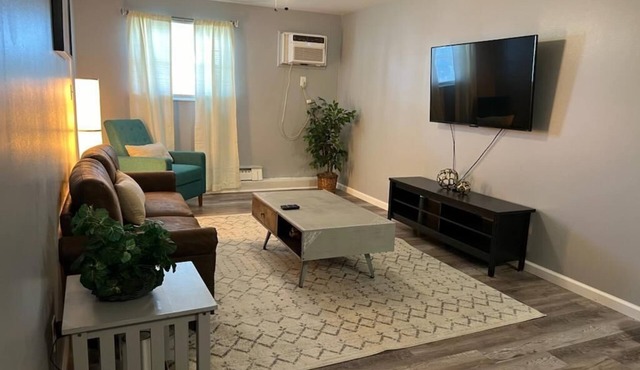 Executive 1-bedroom condo with WiFi, AC, and swimming pool in Columbus OH.