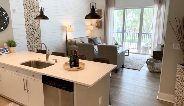 EXECUTIVE 1 BEDROOM SUITE w/WATERVIEW - Riverwalk Downtown Tampa