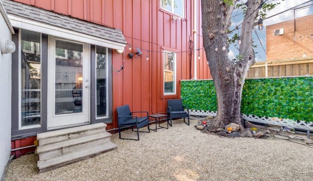 Executive 1BR in Oak Lawn, Courtyard, Work Space, Gated Community