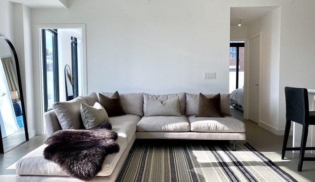 Executive 2 bed 2 bath condo - Kingsway Crescent
