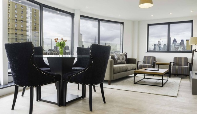 Executive 2-Bed Penthouse with Stunning Views Near Canary Wharf