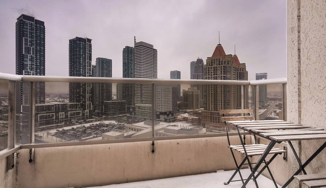 Executive 2 Bedroom 2 Bath 1 Park Condo Square One|Toronto Airport YYZ 15 Minute